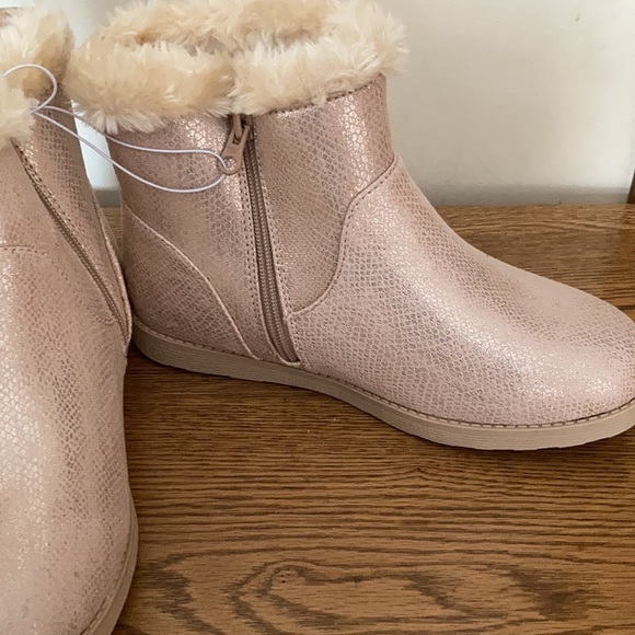 Cat & Jack girls rose/gold ankle boot size 5 with fur - Picture 3 of 5